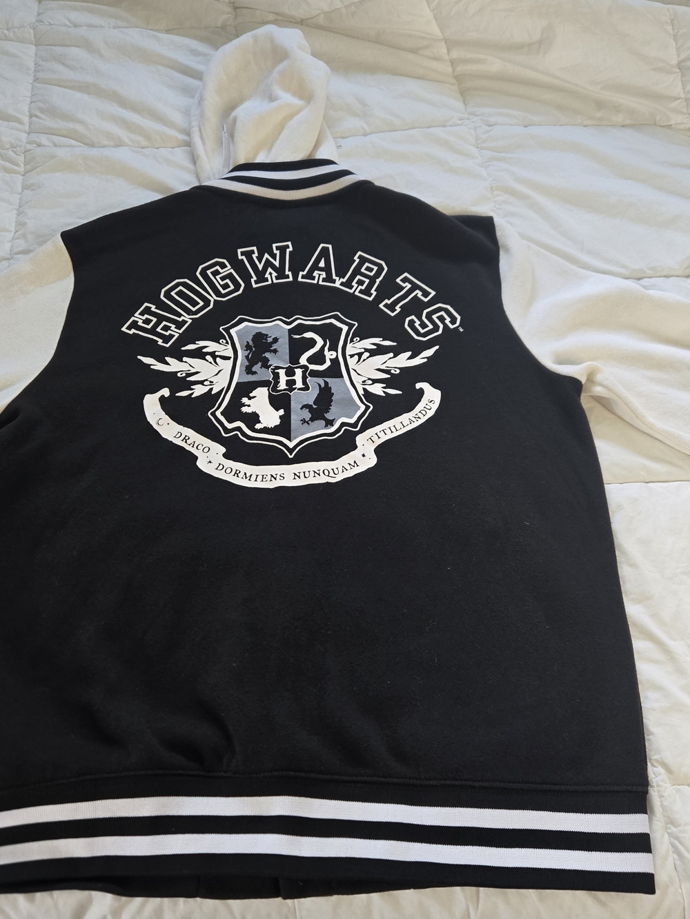 Harry Potter White Black Hogwarts Varsity Sweatshirt Hoodie Hooded  Medium. 0915